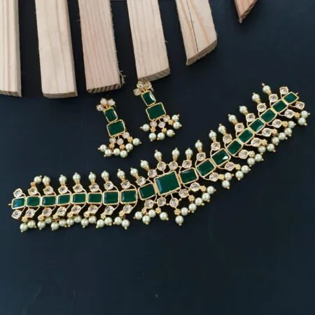 Green stone with pearl choker